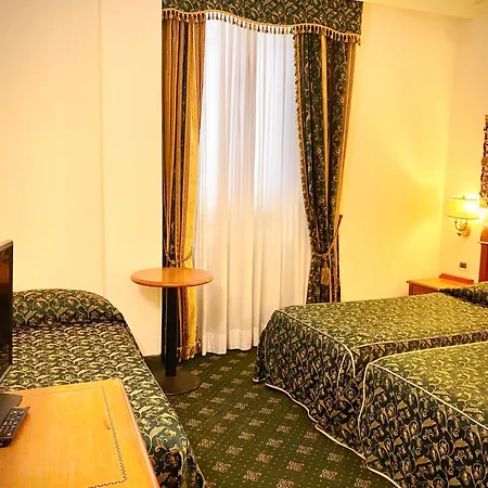 מלון Champagne Palace 4*