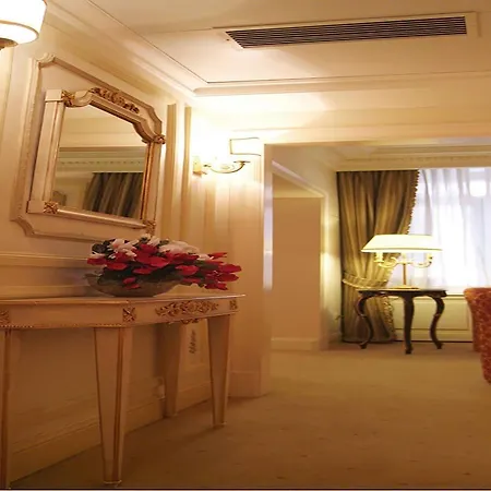 מלון Champagne Palace 4*