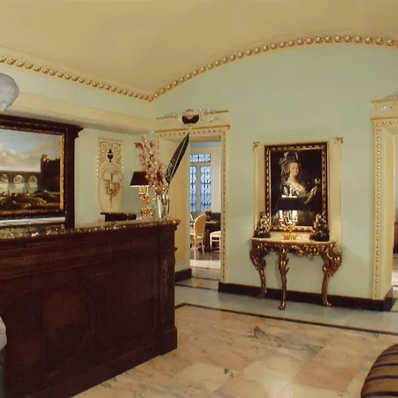 מלון Champagne Palace 4*