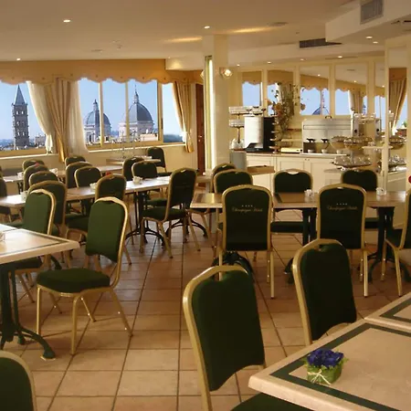 Champagne Palace מלון