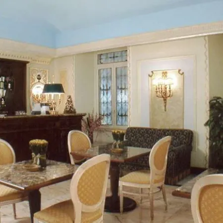מלון Champagne Palace 4*