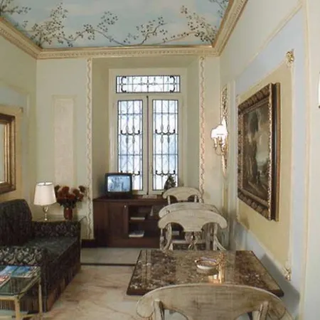מלון Champagne Palace 4*
