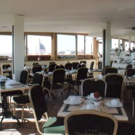 Champagne Palace מלון
