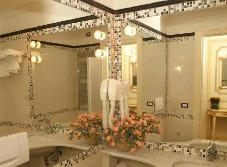 מלון Champagne Palace 4*