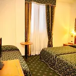 מלון Champagne Palace 4*