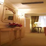 מלון Champagne Palace 4*