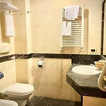 מלון Champagne Palace 4*