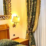מלון Champagne Palace 4*