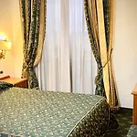 מלון Champagne Palace 4*