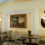 מלון Champagne Palace 4*