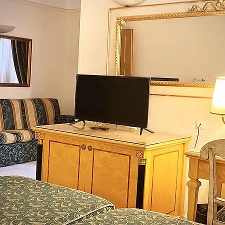Champagne Palace 4* روما
