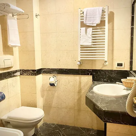 מלון Champagne Palace 4*