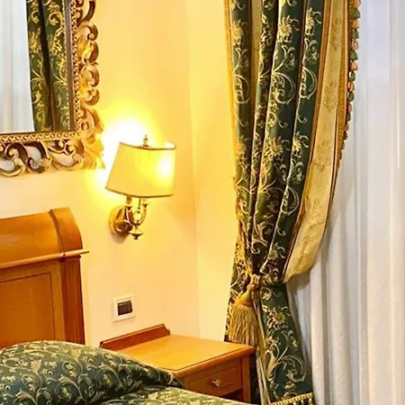 מלון Champagne Palace 4*