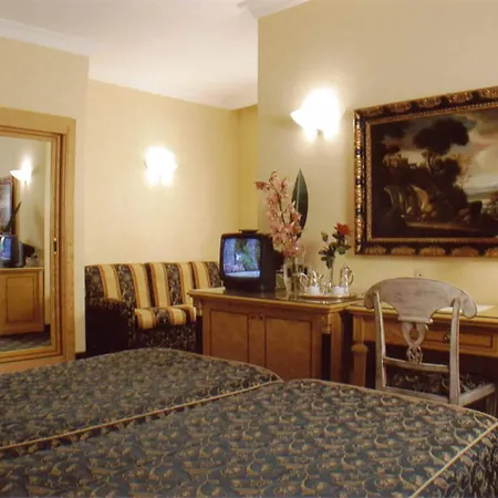 מלון Champagne Palace 4*