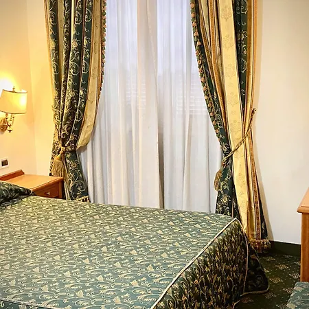 מלון Champagne Palace 4*